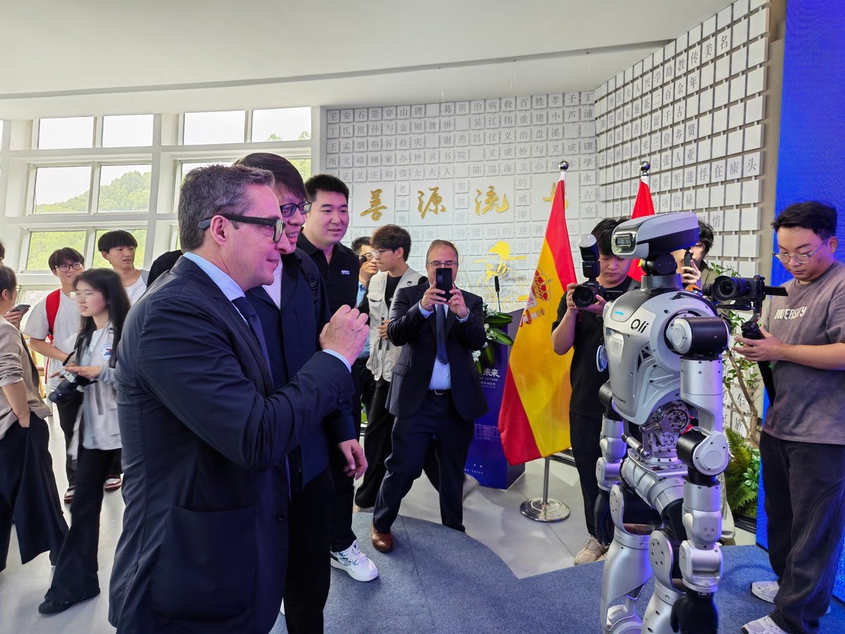 The Rector of the University of Salamanca meeting the Oli humanoid robot at the launch event in Ningbo
