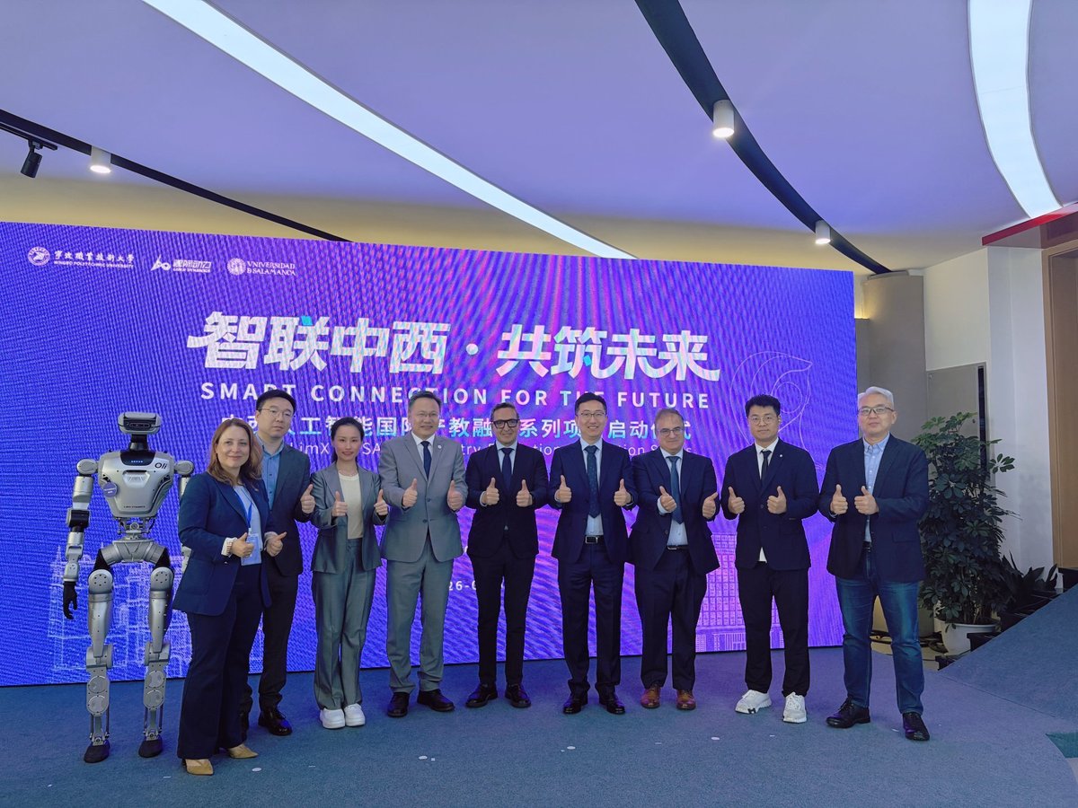 Both universities with the Oli robot at the launch of the China–Spain AI education projects